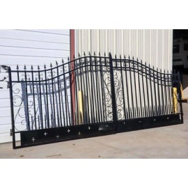 Portail en fer forgé avec motif incurvé de Greatbear